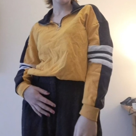 Yellow and blue sweater - Picture 2 of 3